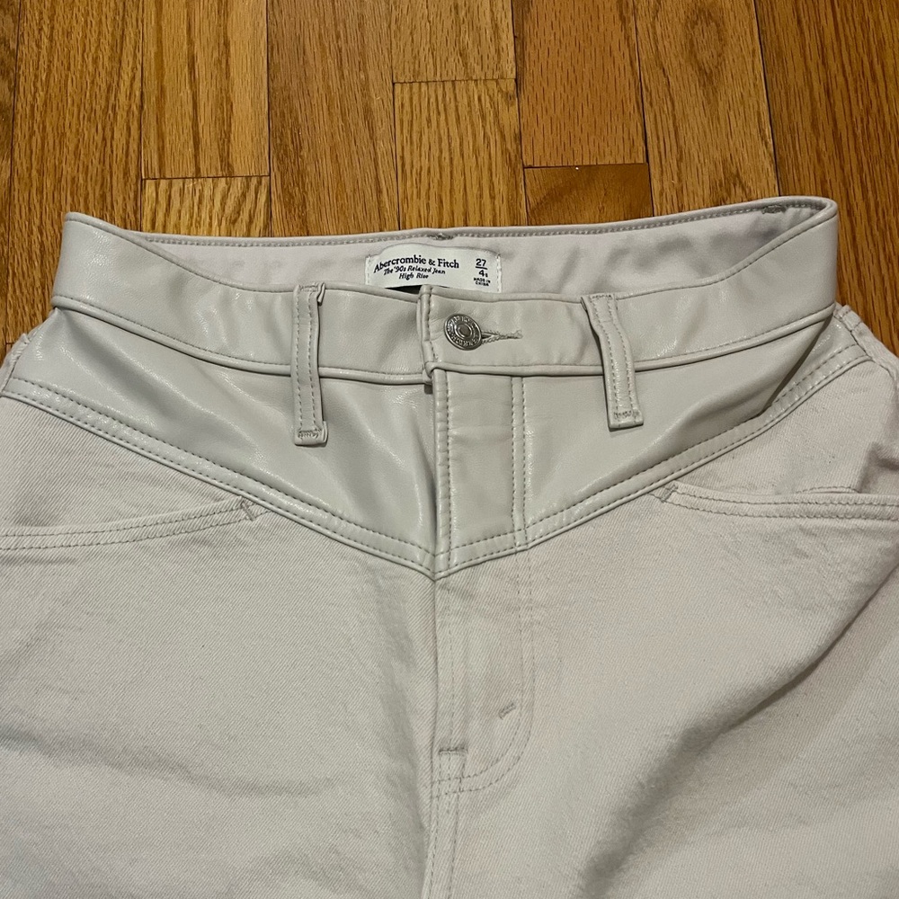 Abercrombie 90s Relaxed High Rise jean in stone with mixed leather top - Picture 3 of 6
